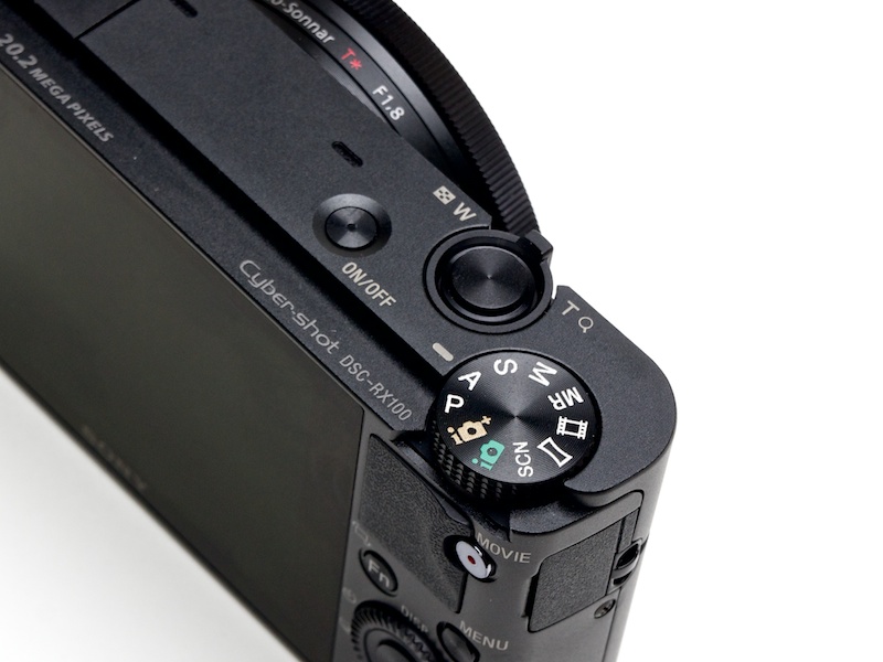 <b>シャッターボタン周り。モードダイヤルは固め</b>