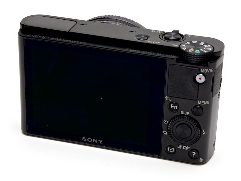 <b>背面。各ボタンは小さいが、押しづらくはない。コントロールホイールの操作感も上々</b>