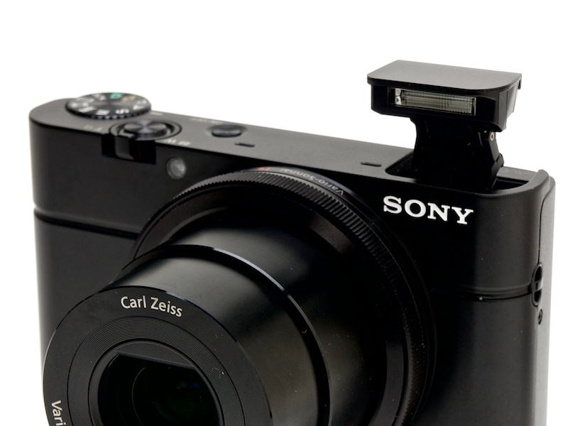 <b>ポップアップ式のストロボを内蔵</b>