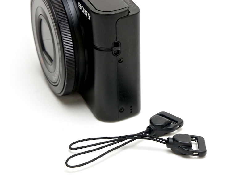 <b>テープタイプのストラップを取り付けるためのアダプターが付属する</b>