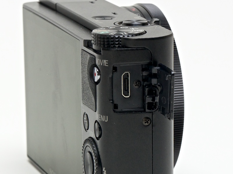 <b>USB充電に対応。市販のmicro USBケーブルが使用できた</b>