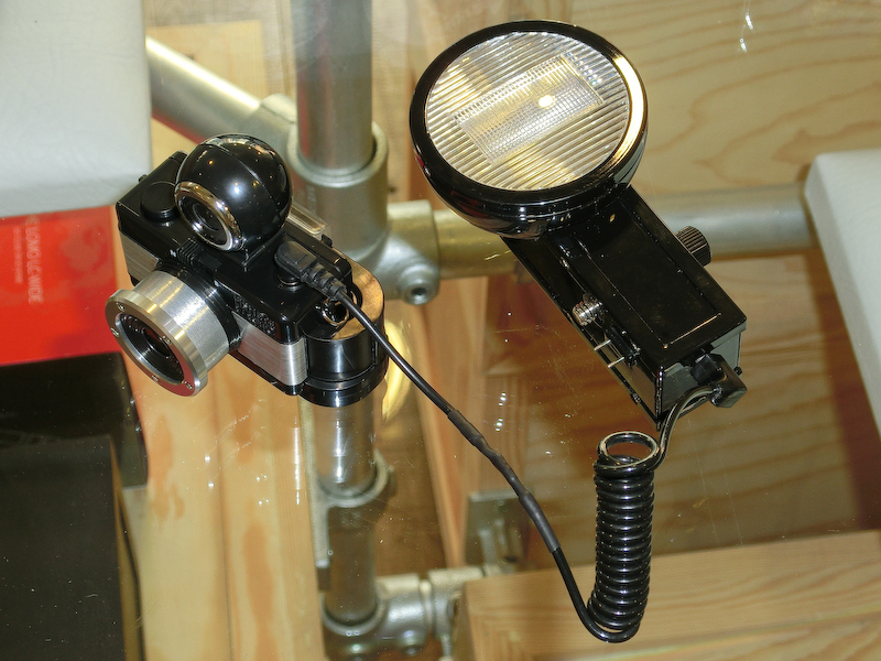 <b>Fisheye Baby 110 Metalのみシンクロソケットを備えており、別売のコードを利用してストロボ撮影もできる（ストロボは付属しない）</b>