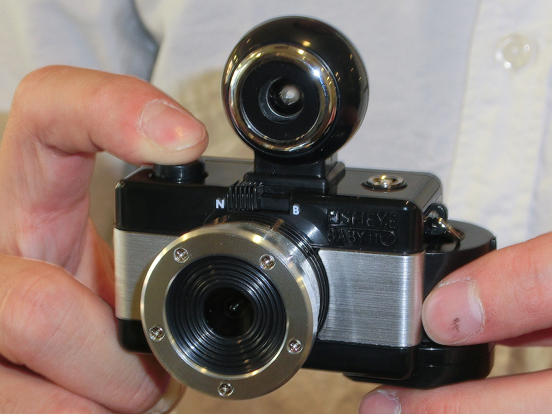 <b>110フィルムを使用したことで小型になっている</b>