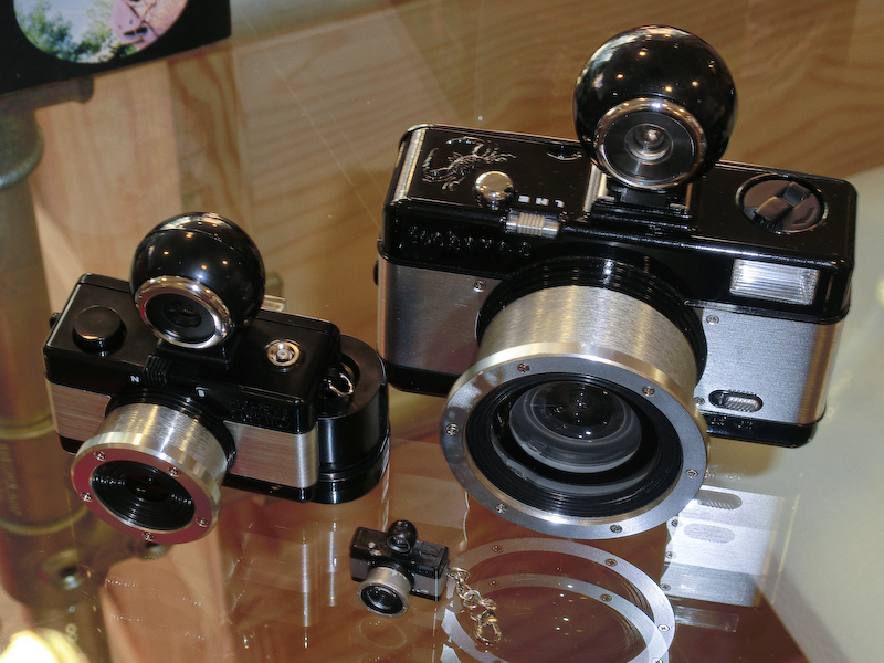 <b>Fisheye Baby 110（左）とFisheye NO.2（右）の比較。下はFisheye NO.2のキーチェーンで、735円で販売している</b>