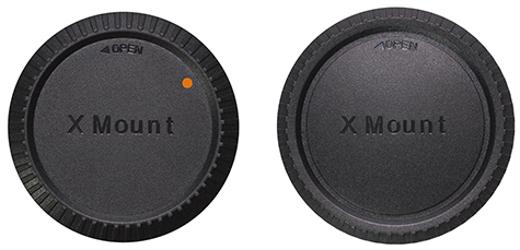 <b>レンズリアキャップ（左）とボディキャップ（右）</b>