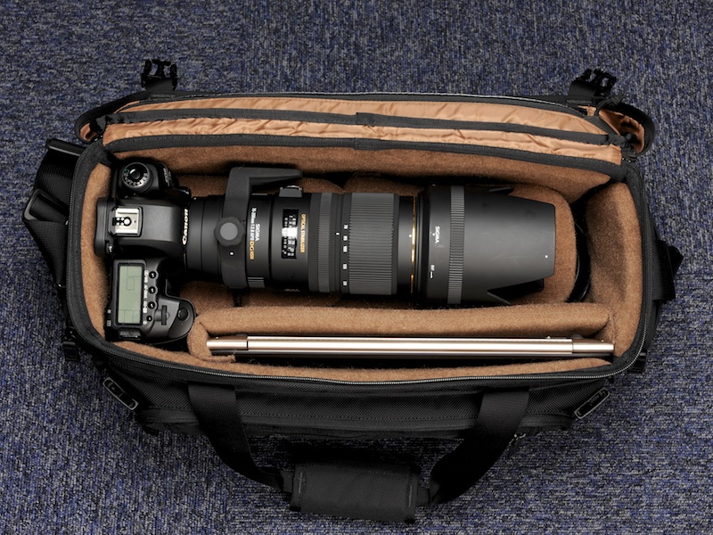 <b>上段に70-200mm F2.8をつけたボディを配置。フードをつけたまま収納できた</b>
