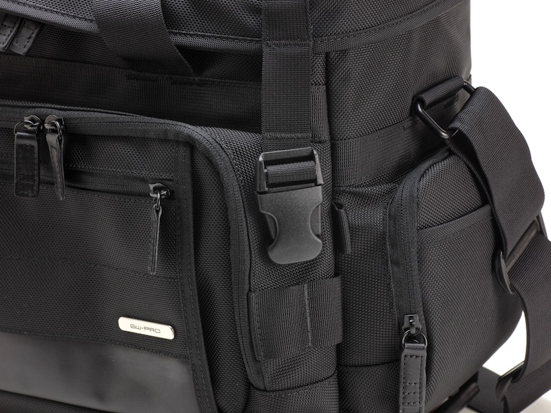 <b>ジッパーに加え、2カ所のバックルでフラップを固定できる。バックルは片手で開閉可能だ</b>