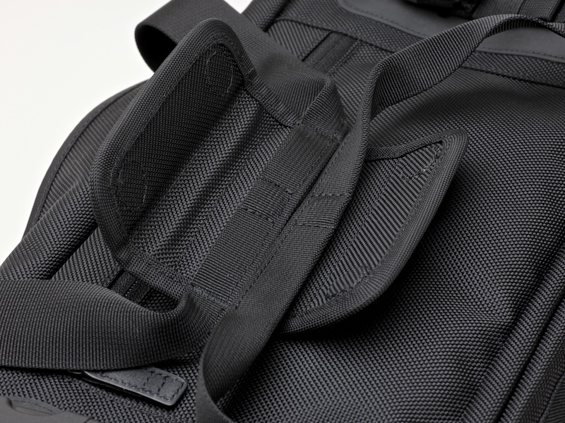 <b>ハンドルはマグネット式。素早く外すことができる</b>