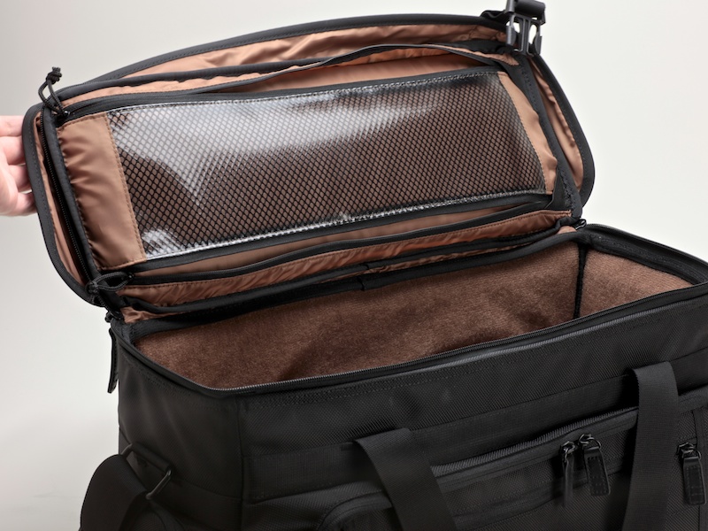 <b>フラップ内側のポケット。透明のため入れたものが確認しやすい</b>