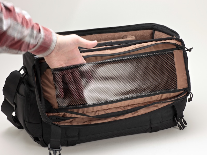 <b>上側にも下側にもジッパーを装備。どちらからも開閉できる</b>