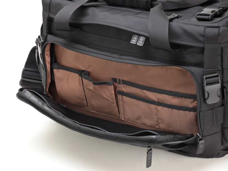 <b>前面ポケット。メモリーカード類の収納に</b>