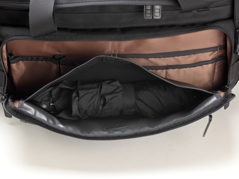 <b>防水素材で覆われたスペースには、折り畳み傘を入れると便利だ</b>