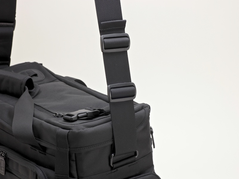 <b>テープアジャスターは片側につき2つ。よれを防止するという</b>