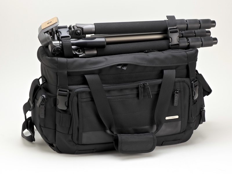 <b>三脚（ハクバHG-504MX）を装着したところ</b>