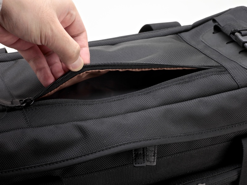 <b>搭乗券とパスポートを入れるのに便利なポケット。肩にかけたまますぐに取り出せる</b>