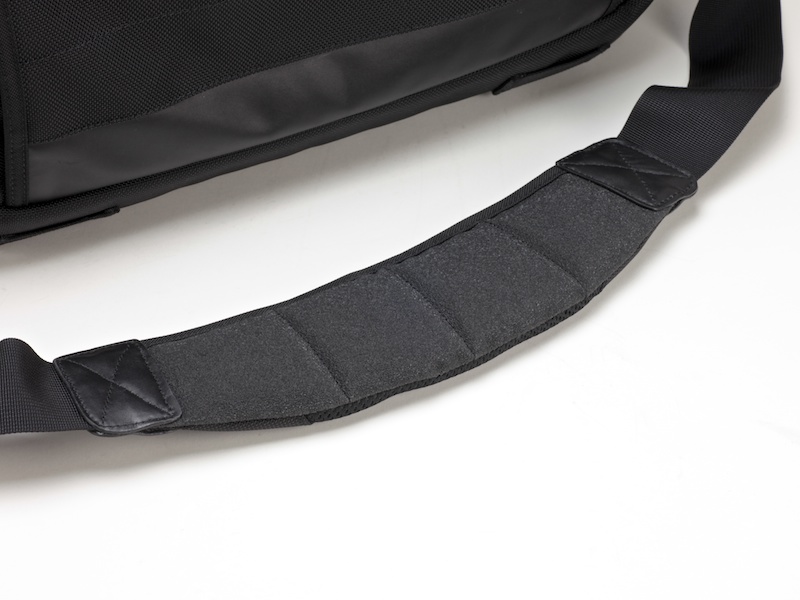 <b>3Dショルダーパッドの表面は滑りにくい素材。疲れにくい形状だ</b>