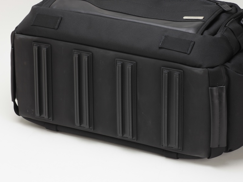 <b>底面は丈夫な防水素材。濡れた地面に気軽に置ける</b>