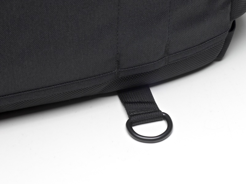 <b>市販リュックベルトの装着を想定したDリング。使わないときはリング上側のポケットに収納できる</b>