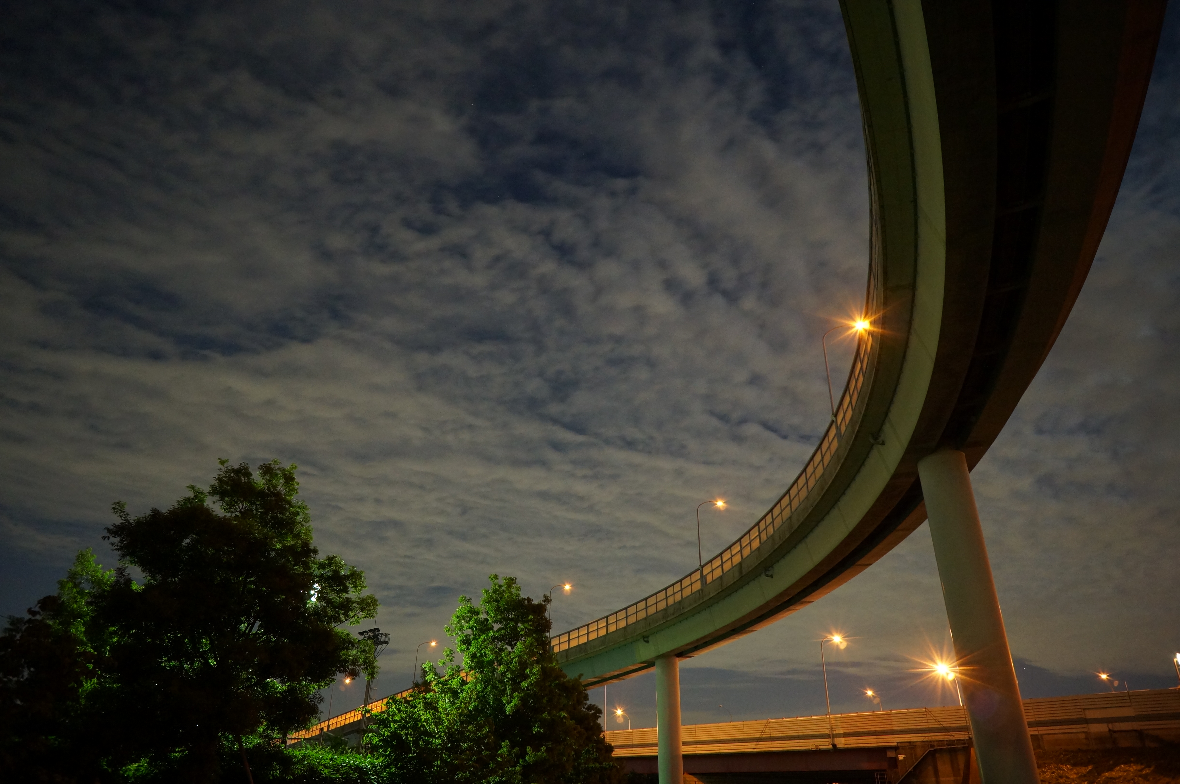 <b>NEX-F3 / E 18-55mm F3.5-5.6 OSS / 約3.7MB / 4,912×3,264 / 2.5秒 / F5.6 / +1EV / ISO1600 / 絞り優先AE / WB：オート / 16mm</b>