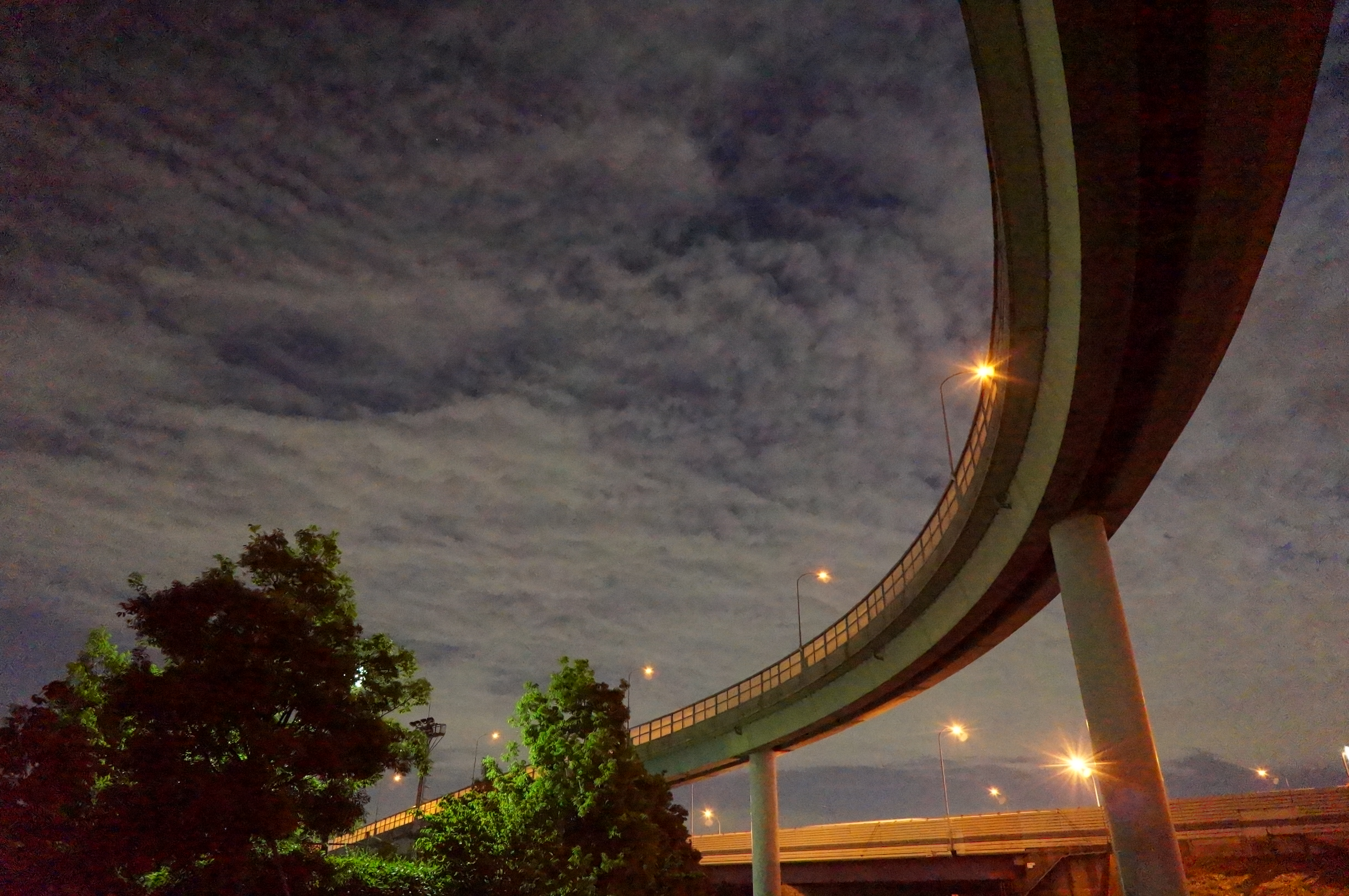 <b>NEX-F3 / E 18-55mm F3.5-5.6 OSS / 約6.2MB / 4,912×3,264 / 1/3秒 / F5.6 / +1EV / ISO12800 / 絞り優先AE / WB：オート / 16mm</b>