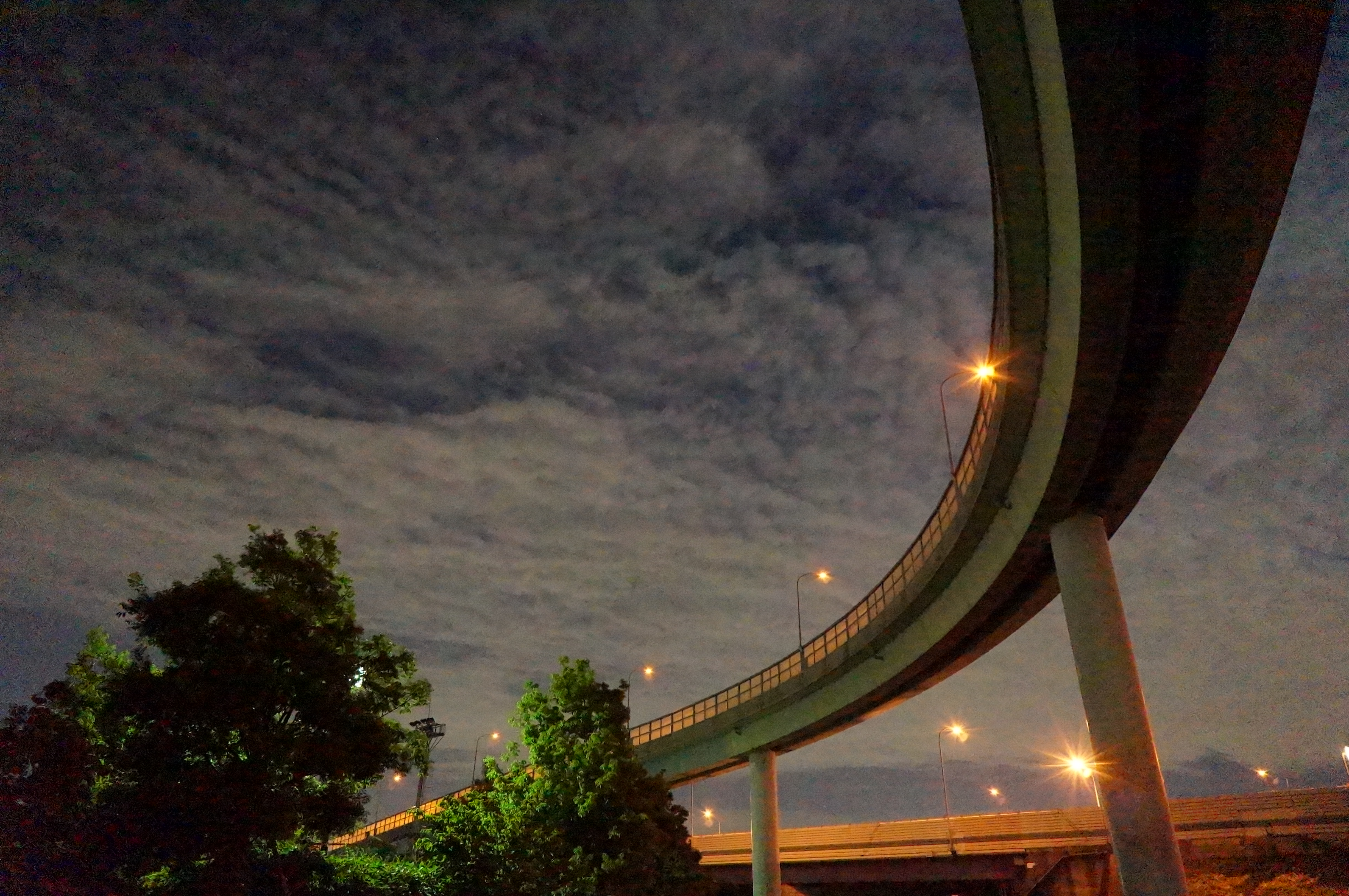 <b>NEX-F3 / E 18-55mm F3.5-5.6 OSS / 約6.5MB / 4,912×3,264 / 1/4秒 / F5.6 / +1EV / ISO16000 / 絞り優先AE / WB：オート / 16mm</b>