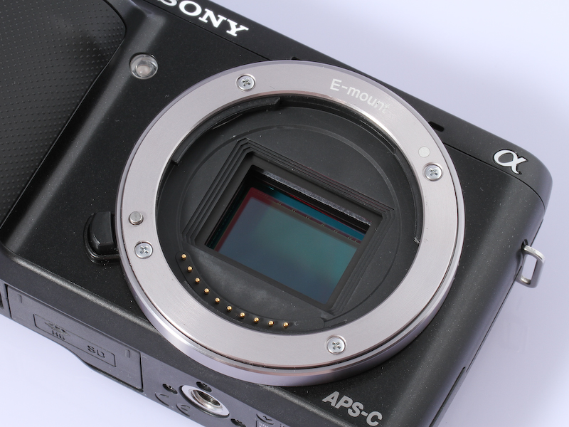 <b>有効画素約1,610万画素のAPS-CサイズCMOSセンサーを採用</b>