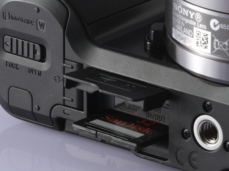 <b>SDXC/SDHC/SDメモリーカードとメモリースティックPRO-HGデュオなどに対応する</b>