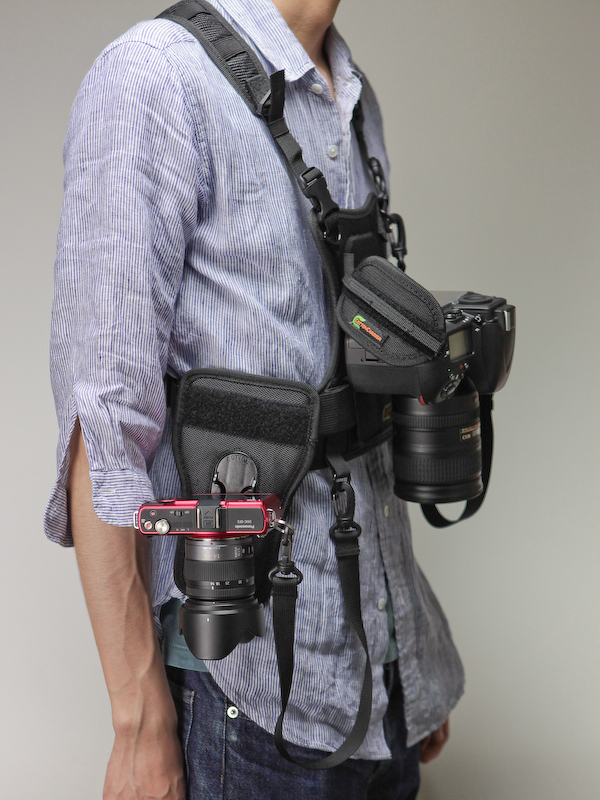 <b>CAMERA-VESTにSIDE HOLSTERを組み合わせたところ</b>