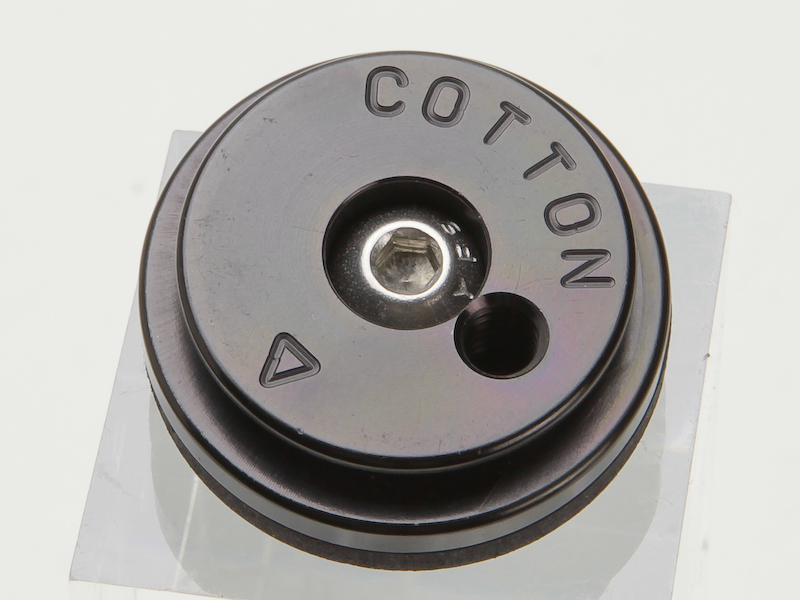 <b>カメラ側に装着するプレート「ハブ」（左）とホルスター側の溝（右）が噛み合ってロックされる</b>