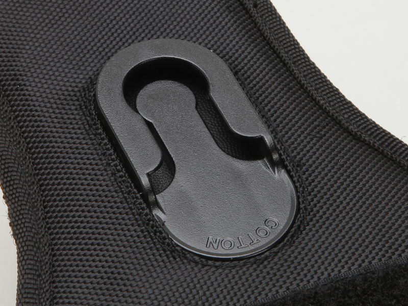 <b>カメラ側に装着するプレート「ハブ」（左）とホルスター側の溝（右）が噛み合ってロックされる</b>