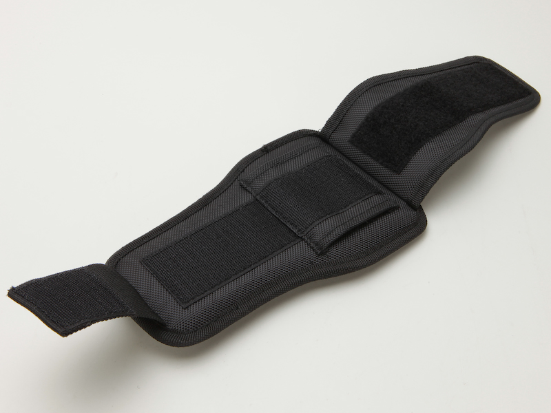 <b>ホルスターには一般的なベルトループの他、太めのベルトにも対応できるよう二重のベルクロが付いている</b>