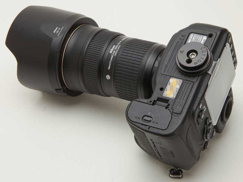 <b>ハブをカメラに装着したところ。三角のマークがレンズ側に来るように固定する</b>