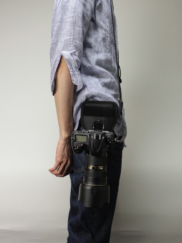 <b>ズボンのベルトを利用して装着したところ。首に落下防止の紐をかけている</b>