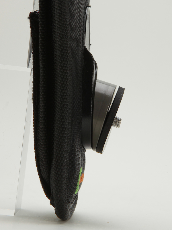 <b>ホルスターに装着すると機材が少し斜めに付く仕組み</b>