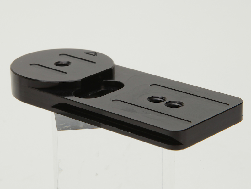 <b>付属のアルカスタイル三脚プレート</b>