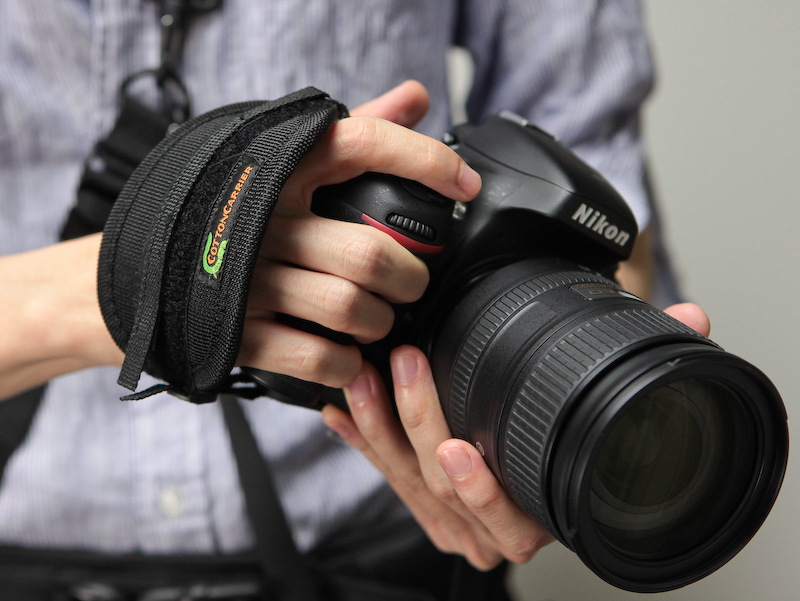 <b>ハンドストラップは手の甲を覆うタイプでホールド性が高まる</b>