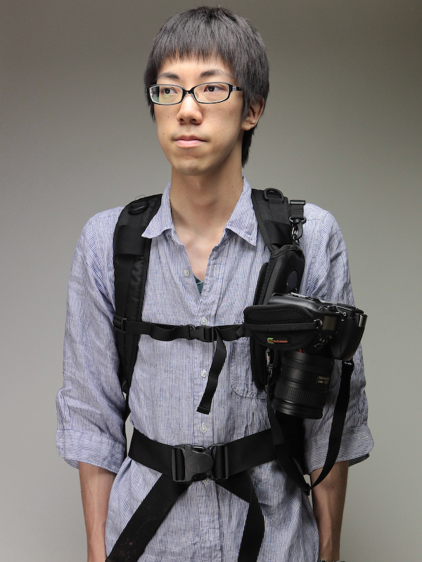 <b>カメラを装着。重さのあるカメラだとやや外側に向くことがある。チェストハーネスのあるバックパックで使うのが良いだろう</b>