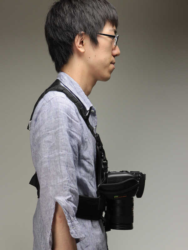 <b>装着したところ。やせ型の人でもフィットさせることが可能だ</b>