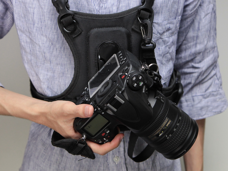 <b>体の正面で支えるのでウエストベルトに固定するより安定感はあるが、見た目はやや仰々しい</b>