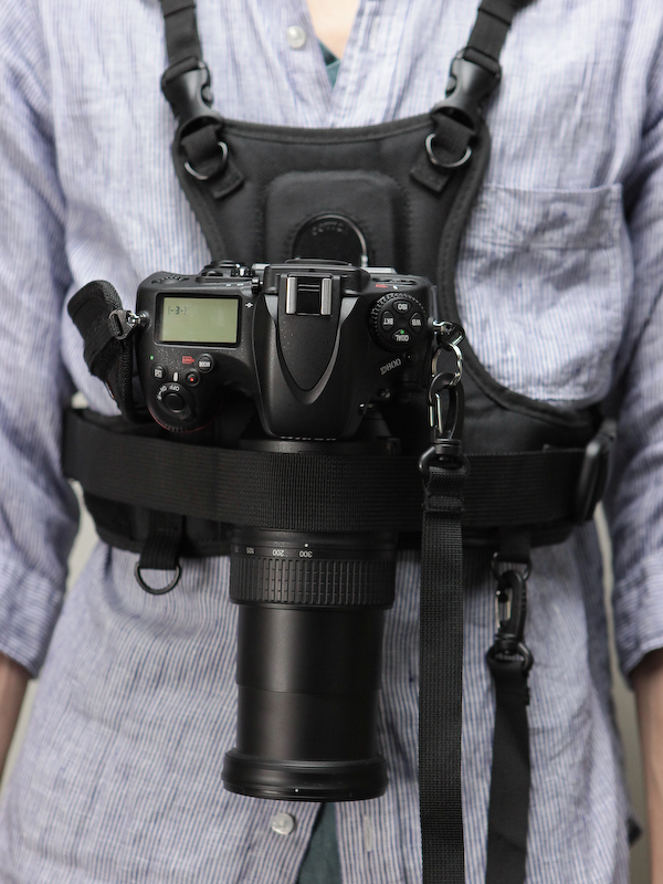 <b>レンズを押さえるベルトも利用できる。</b>