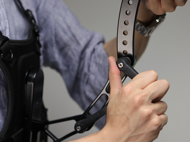 <b>関節部分のロックはレバー式で締めやすい。最上部のアームのみ穴を変えることで長さを調節できる</b>