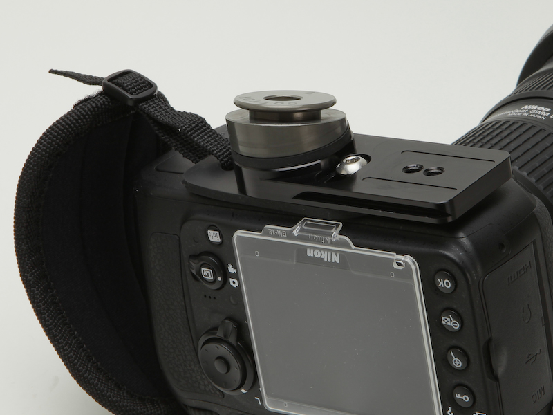 <b>三脚プレート、ハンドストラップ、アングルカメラハブを装着したところ</b>