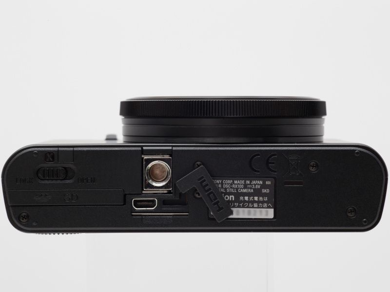 <b>底面。三脚ネジ穴の脇にはHDMIマイクロ端子が用意されている</b>