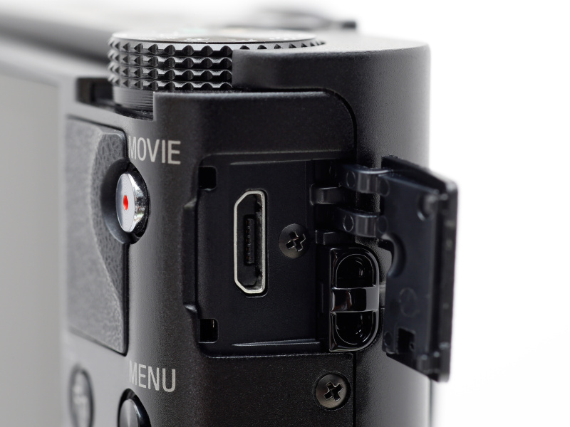 <b>micro USB端子はカメラ側面に</b>