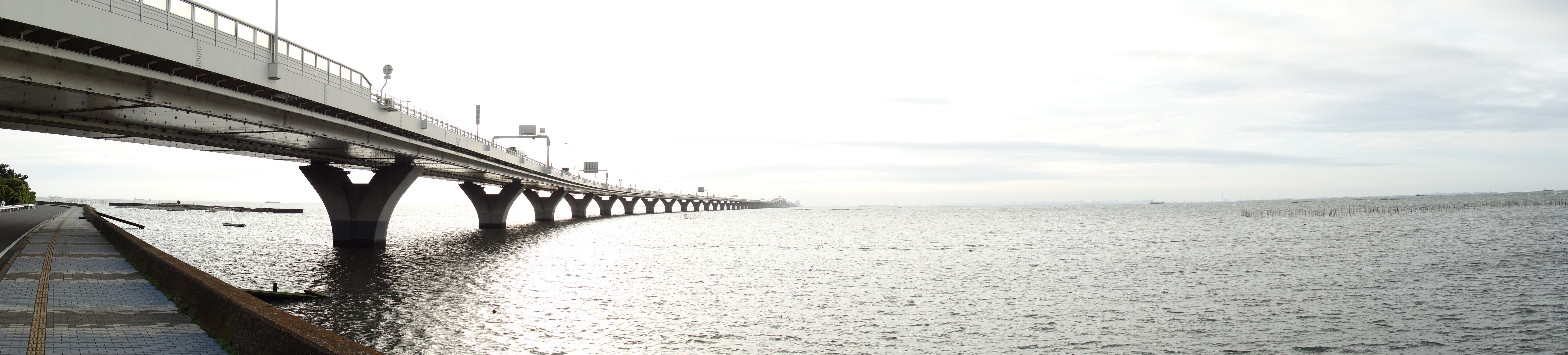 <b>DSC-RX100 / 約3.7MB / 8,192×1,856 / 1/500秒 / F3.5 / +0.3EV / ISO125 / 10.4mm / スイングパノラマ</b>