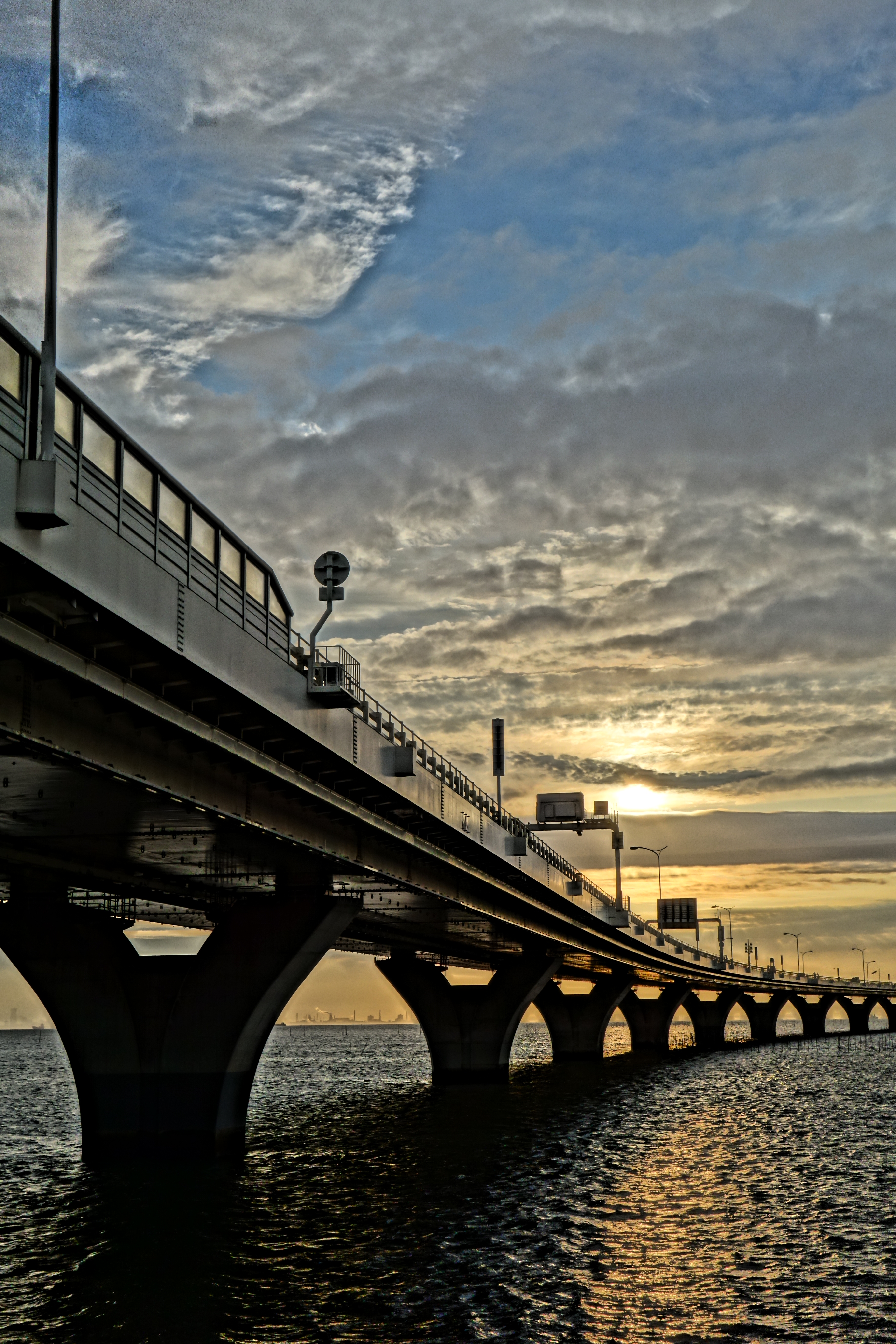 <b>絵画調HDR：強 / DSC-RX100 / 約5.4MB / 3,648×5,472 / 1/800秒 / F7 / 0EV / ISO200 / 18mm</b>