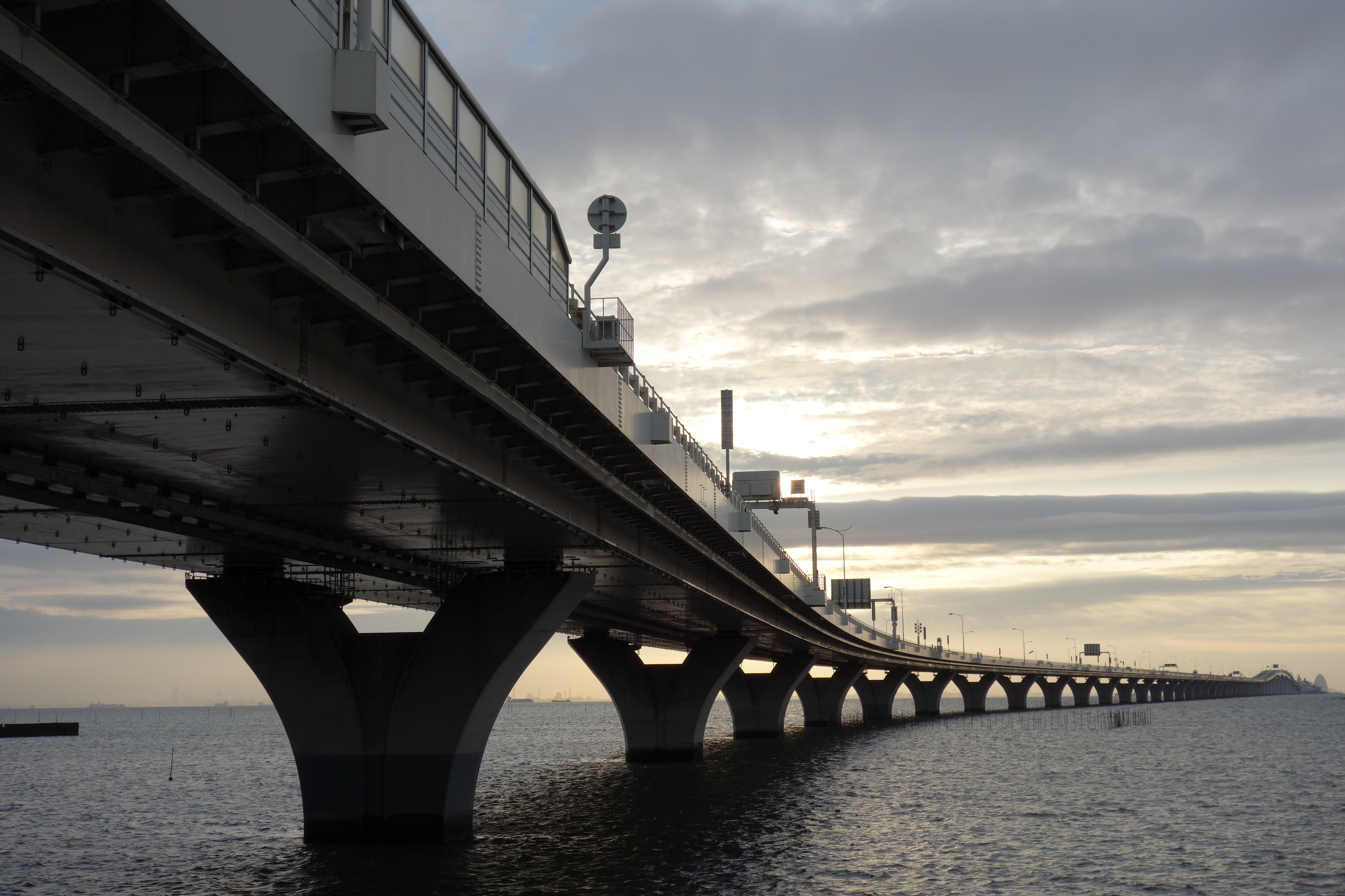 <b>おまかせオート。DレンジオプティマイザーがONになり暗部を持ち上げている。 / DSC-RX100 / 約5.0MB / 5,472×3,648 / 1/500秒 / F5.6 / 0EV / ISO125 / 18mm</b>