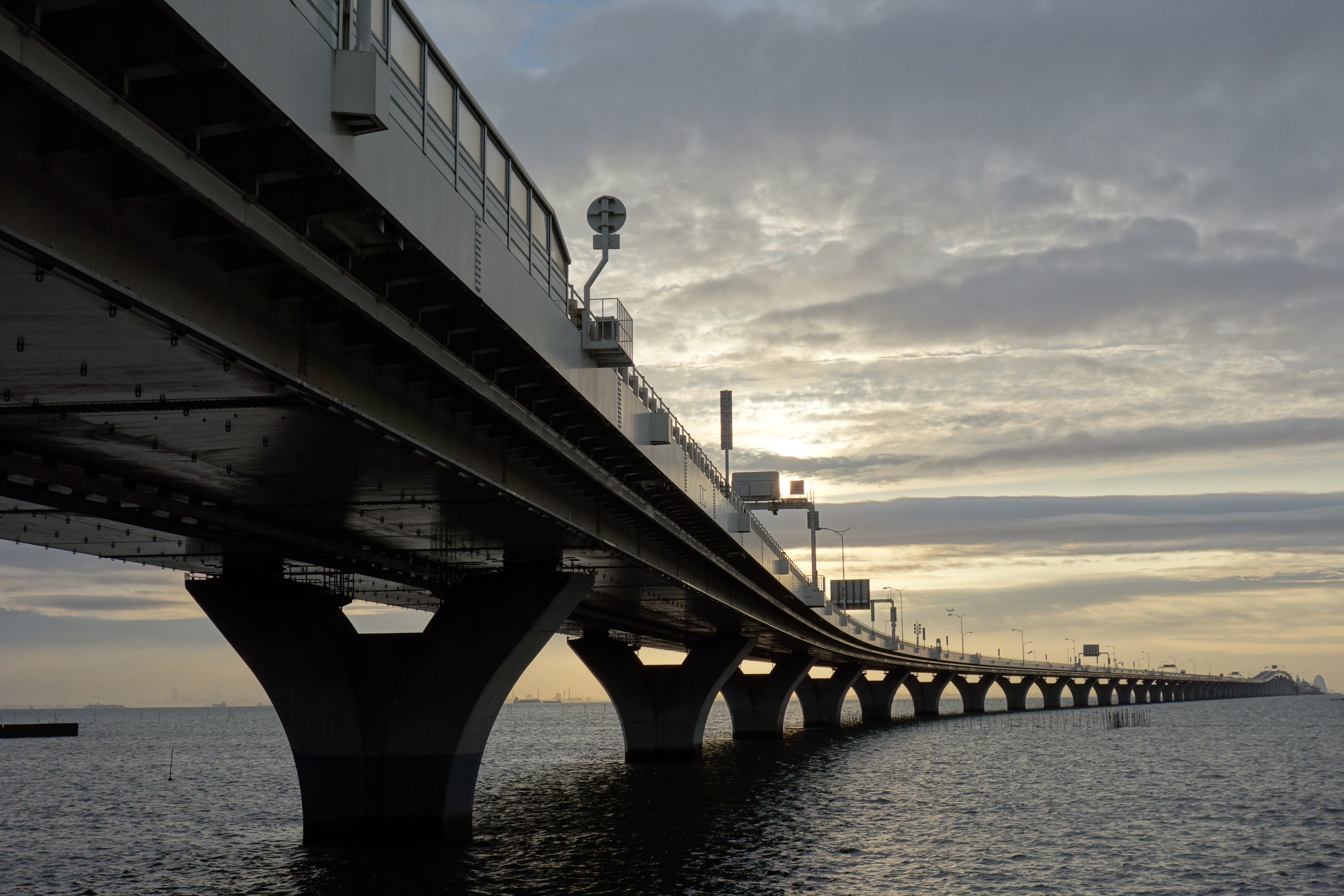 <b>プレミアムおまかせオート。オートHDRがONになり輝度差を抑えつつドラマチックな仕上がりとなっている。 / DSC-RX100 / 約5.5MB / 5,472×3,648 / 1/640秒 / F5.6 / 0EV / ISO125 / 18mm</b>