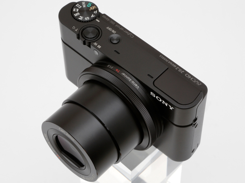 <b>レンズ鏡筒は2段の沈胴式。鏡筒の根元にある「コントロールリング」には露出補正やマニュアルフォーカスなど好みの設定項目を割り当てることができる。クリックはなく、動きはスムーズ</b>