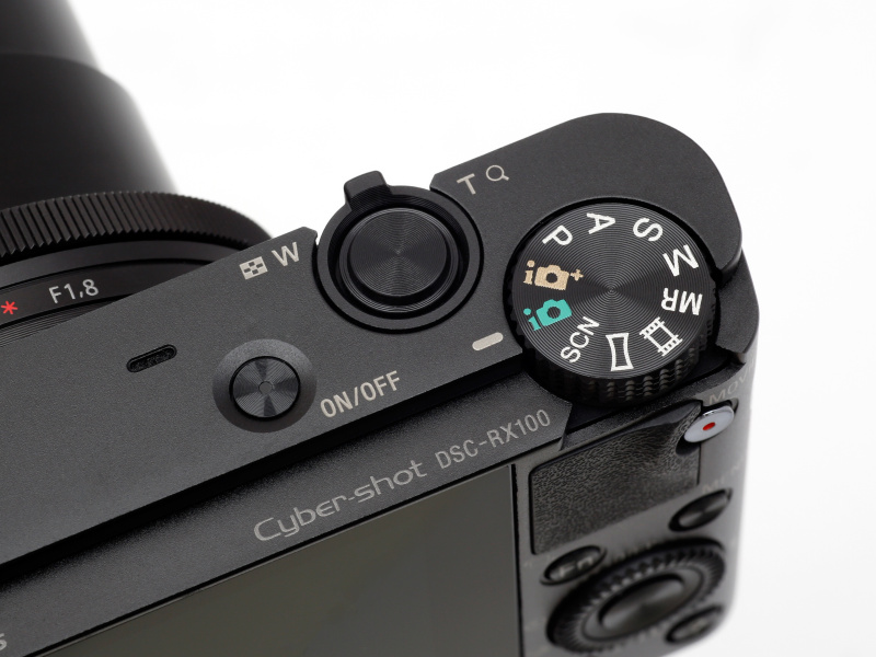 <b>スームレバーはレリーズボタンを軸にするように配置。電源スイッチはON/OFFの押下式。撮影モードダイヤルはエンドレスの回転式だ</b>